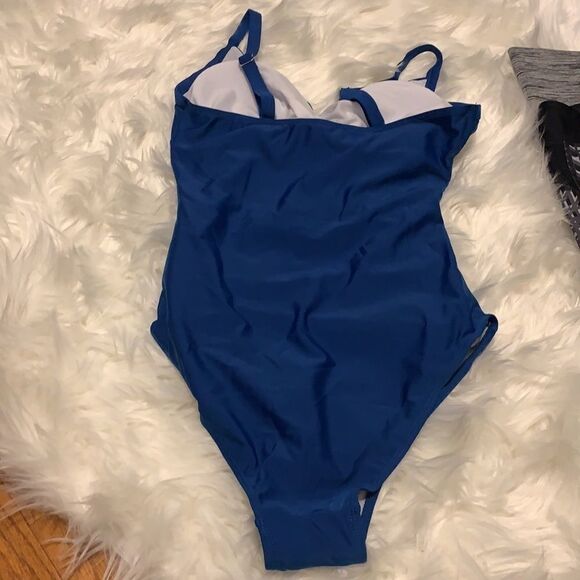 Size Medium swim suit - Picture 2 of 5